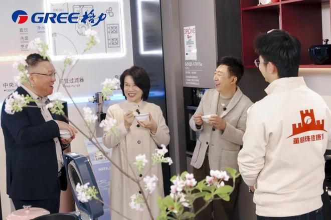 秀身材霍雨浩和雪帝搞偷袭一AYX爱游戏王秋儿俯视角度(图3)
